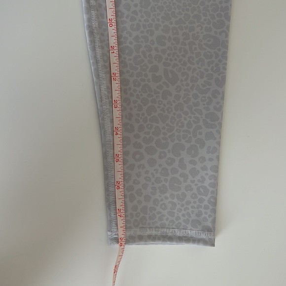 Alo Yoga Women’s High Waist White Leopard Vapor Legging, Large, 28” - Picture 3 of 7